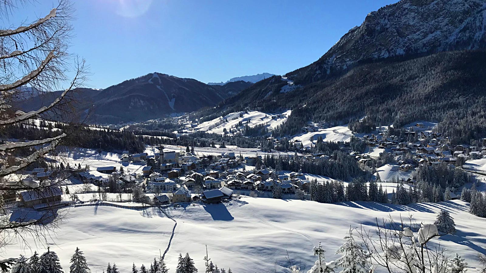 Paesaggio innevato in una giornata soleggiata in Alta Badia