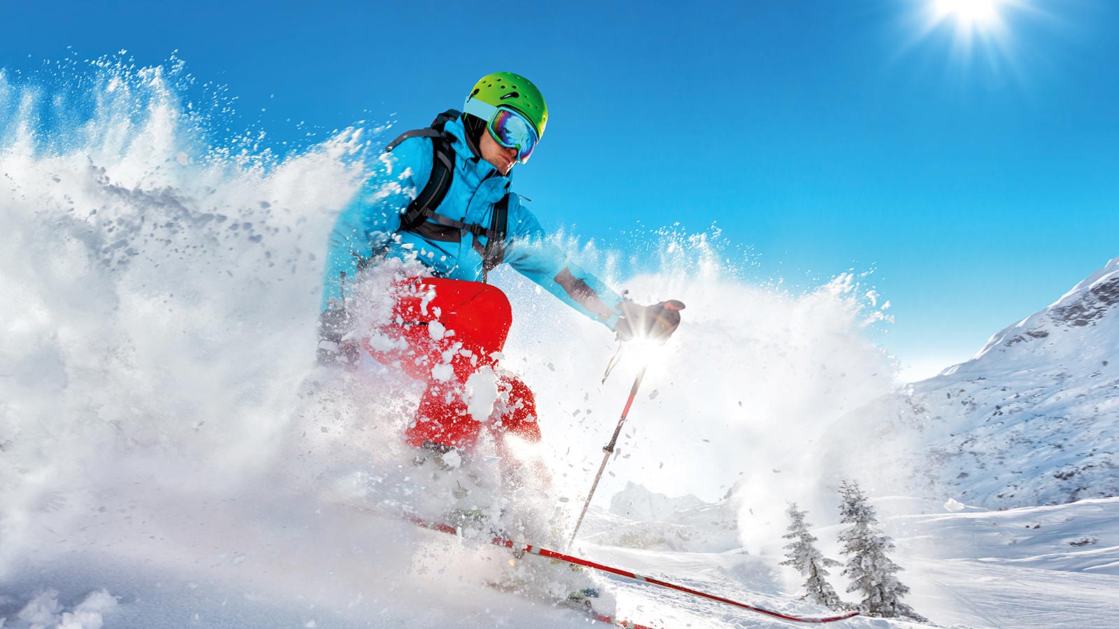 Skifahrer neben der Berghütte Piz Sorega