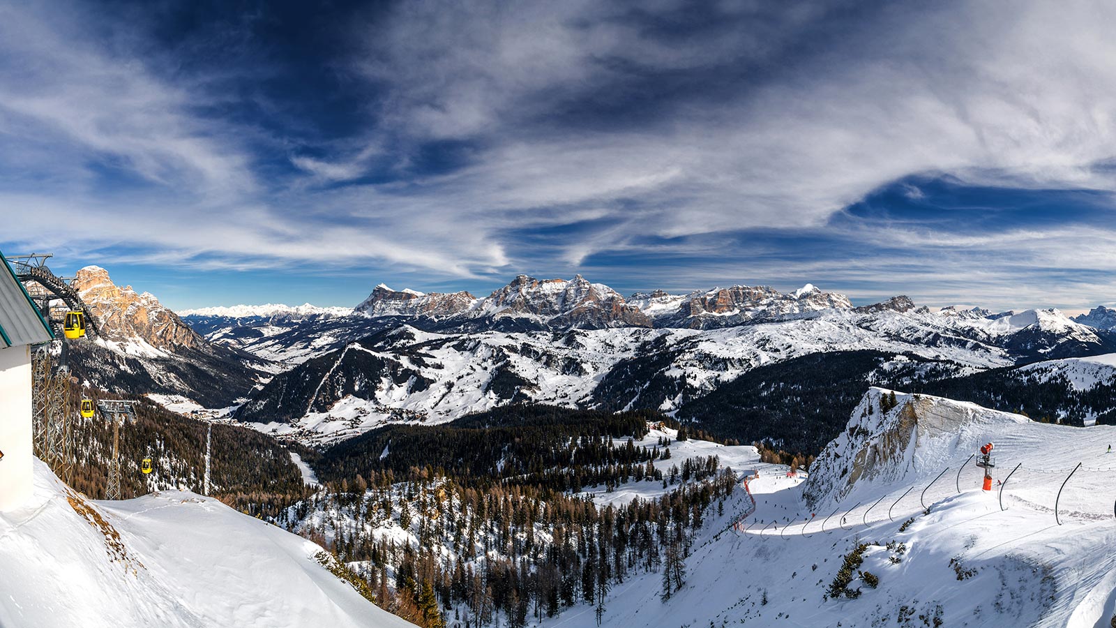 Die Berghütte Piz Sorega in Alta Badia und schneebedeckte Pisten