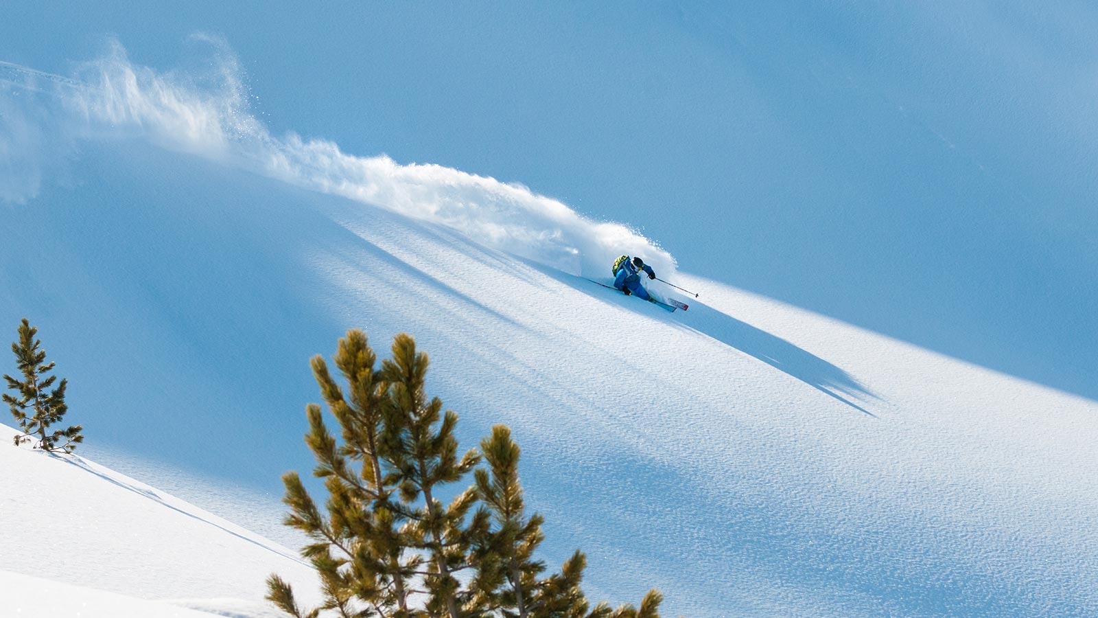 Sciatore si gode il servizio di noleggio sci dello Ski Top Badia